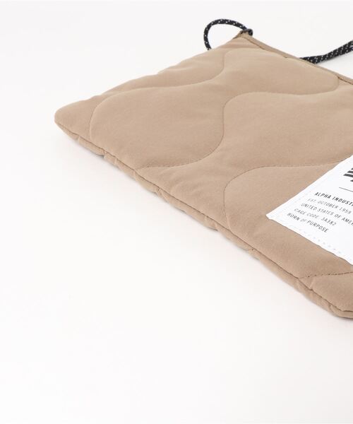 Alpha Industries（アルファインダストリーズ）の「【ALPHA】キルトサコッシュ（ショルダーバッグ・レディース・ベージュ/オリーブ・ONE SIZE）」の5枚目の写真