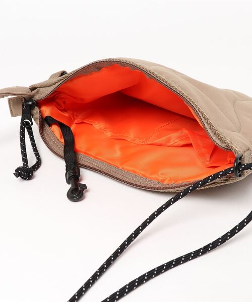 Alpha Industries（アルファインダストリーズ）の「【ALPHA】キルトサコッシュ（ショルダーバッグ・レディース・ベージュ/オリーブ・ONE SIZE）」の4枚目の写真