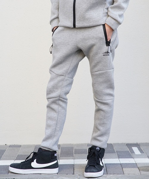 OUTDOOR PRODUCTS（アウトドアプロダクツ）の「【OUTDOOR PRODUCTS】エアダンボールジョガーパンツ　柔軟なストレッチ性とハリのある素材　テーパードシルエット　ワンポイントブランドロゴ（スウェットパンツ・メンズ・ブラック/グレー・X-LARGE/LARGE/SMALL/MEDIUM）」の2枚目の写真