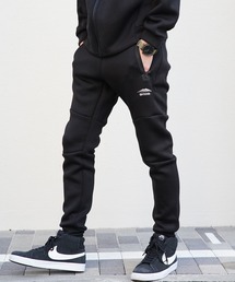 【OUTDOOR PRODUCTS】エアダンボールジョガーパンツ　柔軟なストレッチ性とハリのある素材　テーパードシルエット　ワンポイントブランドロゴ