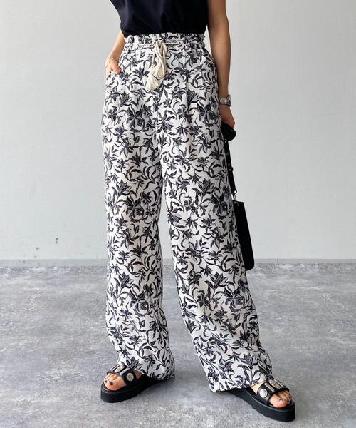 PAGEBOY（ページボーイ）の「リーフフラワーイージーパンツ（その他パンツ・レディース・ホワイト系その他2/ホワイト系その他/ブラック・FREE）」の2枚目の写真