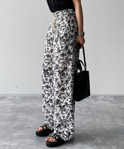 PAGEBOY（ページボーイ）の「リーフフラワーイージーパンツ（その他パンツ・レディース・ホワイト系その他2/ホワイト系その他/ブラック・FREE）」の4枚目の写真