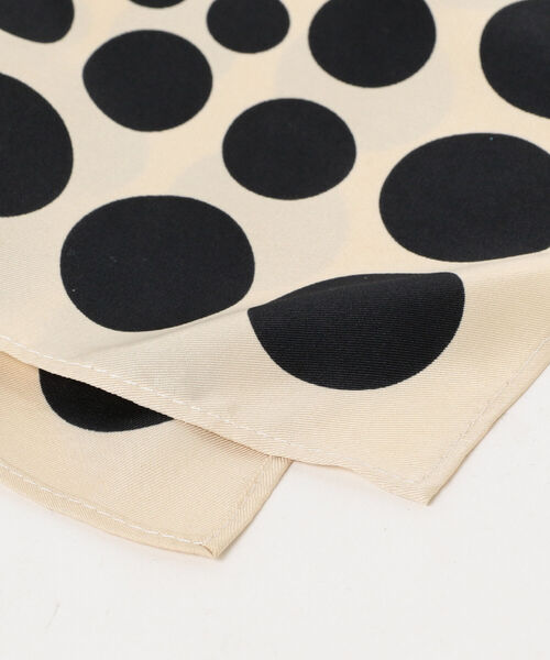 BEAMS BOY（ビームスボーイ）の「BEAMS BOY / レトロ ドット スカーフ（ストール/ショール・レディース・ブラック/ナチュラル・ONE SIZE）」の4枚目の写真