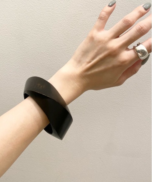 LEPSIM（レプシィム）の「ウッドアソートバングル　947909（バングル/リストバンド・レディース・ブラック/ブラウン/オフホワイト・ONE SIZE）」の3枚目の写真