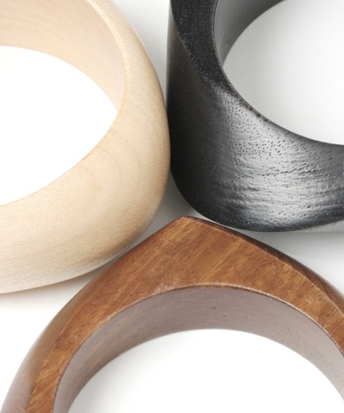 LEPSIM（レプシィム）の「ウッドアソートバングル　947909（バングル/リストバンド・レディース・ブラック/ブラウン/オフホワイト・ONE SIZE）」の6枚目の写真