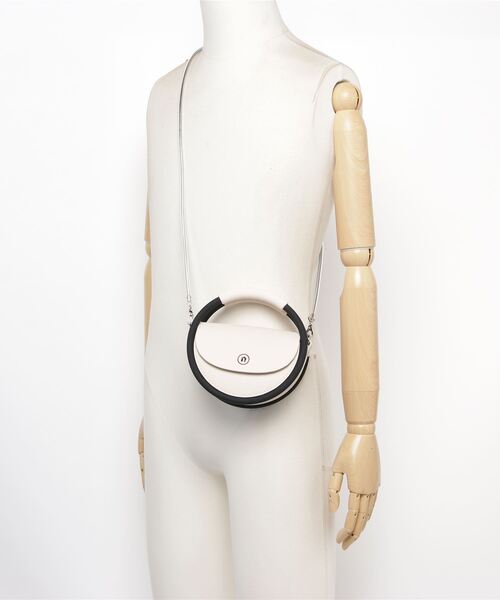 NaNa-NaNa（ナナナナ）の「【nana-nana】HOOP RECYCLED LEATHER mini（ショルダーバッグ・メンズ・ブラック/アイボリー・FREE）」の6枚目の写真
