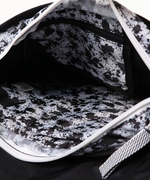 EASTPAK（イーストパック ）の「【EASTPAK／イーストパック】メッセンジャーバッグ　”YOUNGSTER”　ヤングスター（メッセンジャーバッグ・メンズ・ブラック/スミクロ・FREE）」の6枚目の写真