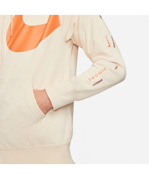 NIKE(ナイキ)の「NIKE/ナイキ NSW スウッシュFZ FT L/S フーディ/NSW スウッシュ フルジップ フレンチテリー ロングスリーブ フーディ(ナイロンジャケット・メンズ・ベージュ/ブラック・S/L/XL/M)」の3枚目の写真