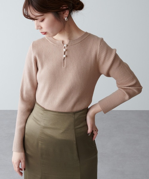 natural couture（ナチュラルクチュール）の「パール付き2WAYリブニット（ニット/セーター・レディース・チャコールグレー/ベージュ/ネイビー/カーキ/サックスブルー/アイボリー/その他1・FREE）」の4枚目の写真