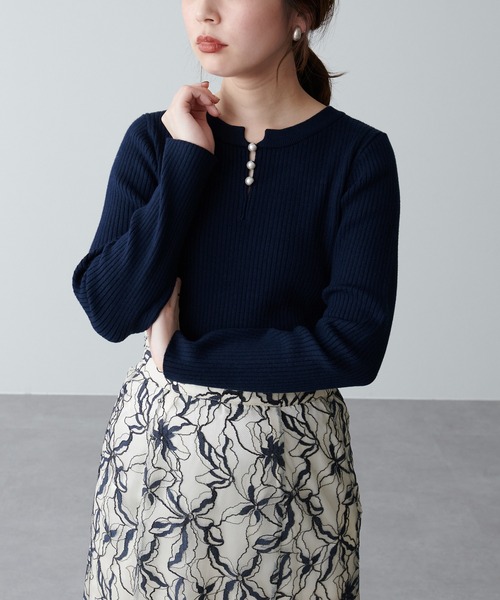 natural couture（ナチュラルクチュール）の「パール付き2WAYリブニット（ニット/セーター・レディース・チャコールグレー/ベージュ/ネイビー/カーキ/サックスブルー/アイボリー/その他1・FREE）」の5枚目の写真