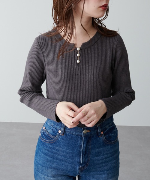 natural couture（ナチュラルクチュール）の「パール付き2WAYリブニット（ニット/セーター・レディース・チャコールグレー/ベージュ/ネイビー/カーキ/サックスブルー/アイボリー/その他1・FREE）」の3枚目の写真