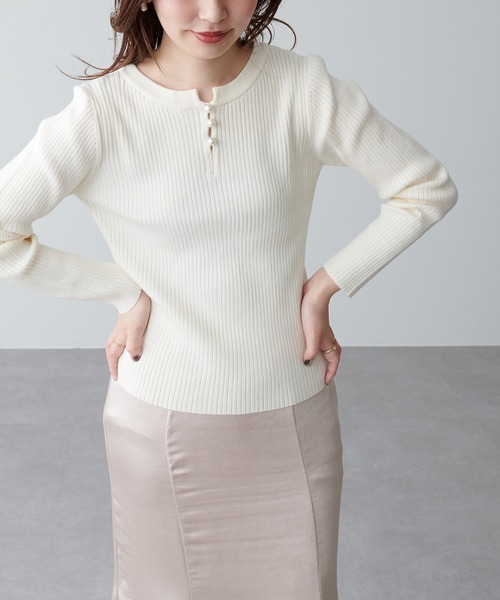 natural couture（ナチュラルクチュール）の「パール付き2WAYリブニット（ニット/セーター・レディース・チャコールグレー/ベージュ/ネイビー/カーキ/サックスブルー/アイボリー/その他1・FREE）」の2枚目の写真