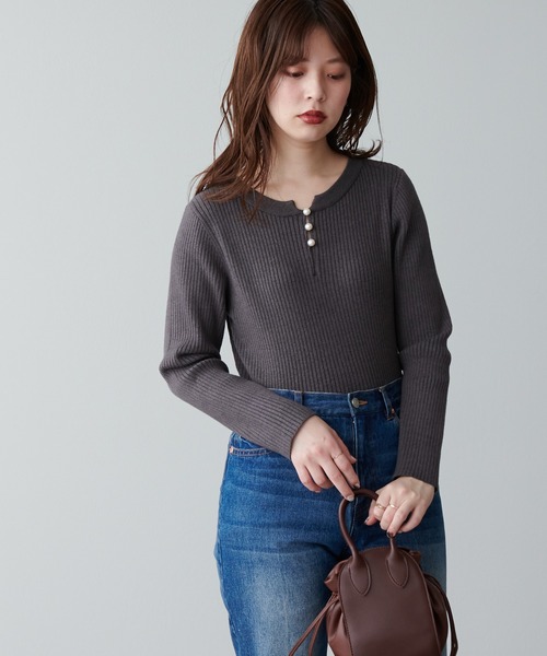 natural couture（ナチュラルクチュール）の「パール付き2WAYリブニット（ニット/セーター・レディース・チャコールグレー/ベージュ/ネイビー/カーキ/サックスブルー/アイボリー/その他1・FREE）」の15枚目の写真