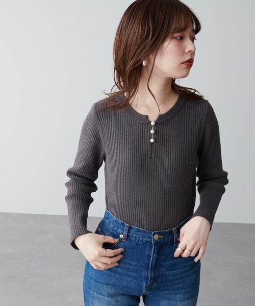 natural couture（ナチュラルクチュール）の「パール付き2WAYリブニット（ニット/セーター・レディース・チャコールグレー/ベージュ/ネイビー/カーキ/サックスブルー/アイボリー/その他1・FREE）」の13枚目の写真