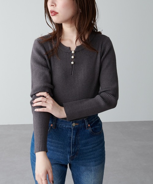 natural couture（ナチュラルクチュール）の「パール付き2WAYリブニット（ニット/セーター・レディース・チャコールグレー/ベージュ/ネイビー/カーキ/サックスブルー/アイボリー/その他1・FREE）」の12枚目の写真