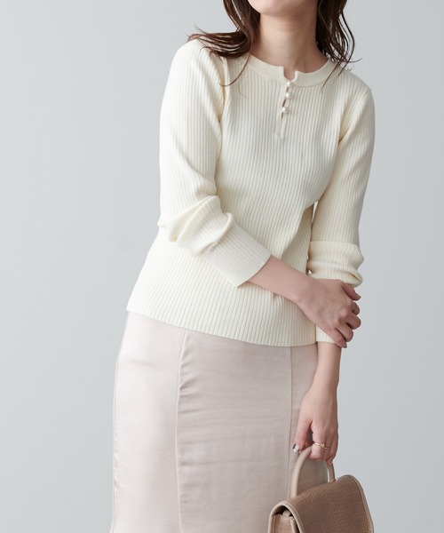 natural couture（ナチュラルクチュール）の「パール付き2WAYリブニット（ニット/セーター・レディース・チャコールグレー/ベージュ/ネイビー/カーキ/サックスブルー/アイボリー/その他1・FREE）」の8枚目の写真