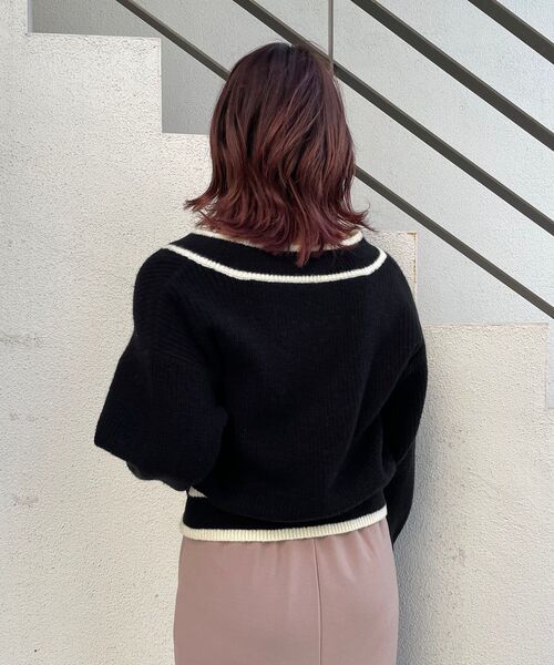 MAJESTIC LEGON（マジェスティックレゴン）の「バイカラーラインVネックニット（ニット/セーター・レディース・ブラック/ベージュ/ブラウン・MEDIUM）」の6枚目の写真