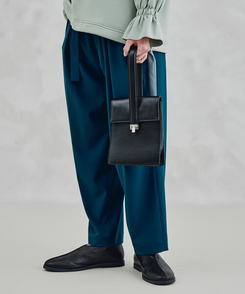 tk.TAKEO KIKUCHI（ティーケータケオキクチ）の「◆シンセティックレザーハンドルバッグ（ハンドバッグ・メンズ・ブラック/ベージュ・00）」の2枚目の写真