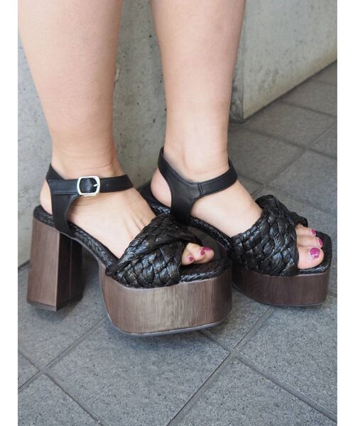 EVRIS（エヴリス）の「ラフィアヒールサンダル（サンダル・レディース・ブラック/ベージュ・SMALL/MEDIUM/LARGE）」の2枚目の写真