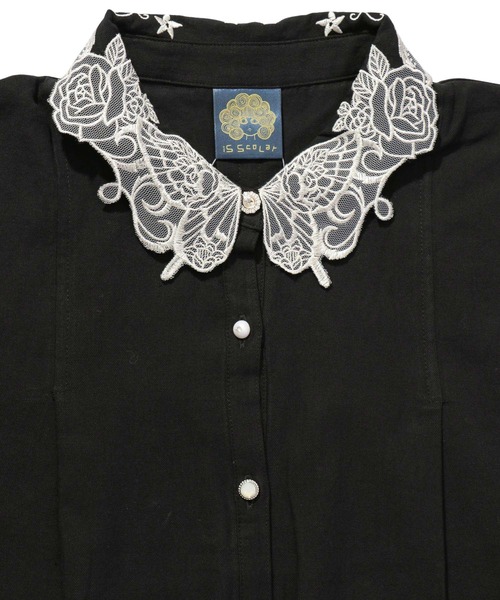 iS ScoLar（イズスカラー）の「523003：裾切替 蝶バラ刺繍襟シャツ