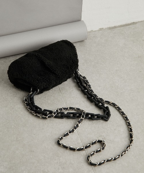 LAURA DI MAGGIO（ローラディマッジオ）の「【LAURA DI MAGGIO】ボアチェーンショルダーバッグ（ショルダーバッグ・レディース・ベージュ/ブラック・FREE）」の2枚目の写真