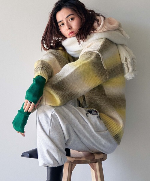 VENCEEXCHANGE（ヴァンスエクスチェンジ）の「グラデーションニットカーディガン／ミックスニット／カラーニット／カラーグラデーションニット/オーバーサイズ/レイヤード/ボリュームスリーブ（カーディガン/ボレロ・レディース・イエロー/ピンク/グリーン・FREE）」の4枚目の写真