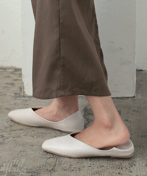 KOBE LETTUCE（コウベレタス）の「Vカットバブーシュ（その他シューズ・レディース・ブラウン系/ホワイト系/ベージュ系/ブラック・LL/M/L/S）」の2枚目の写真