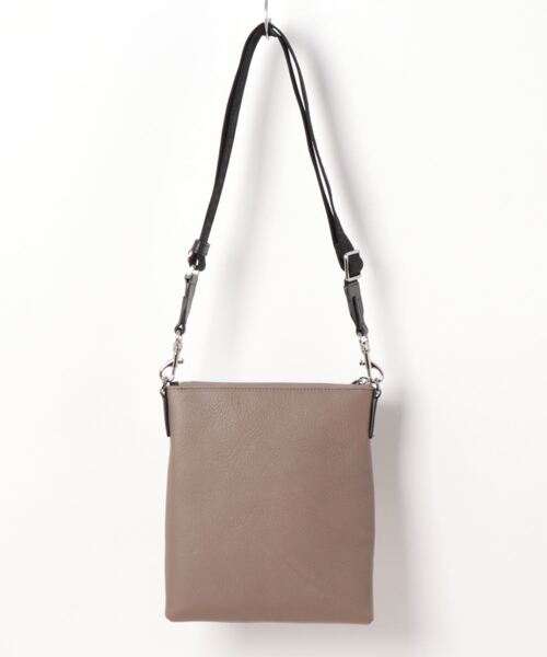FURLA（フルラ）の「MAN COSMO MINI CROSSBODY（ショルダーバッグ・メンズ・グレイッシュベージュ・ONE SIZE）」の4枚目の写真