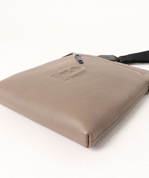 FURLA（フルラ）の「MAN COSMO MINI CROSSBODY（ショルダーバッグ・メンズ・グレイッシュベージュ・ONE SIZE）」の5枚目の写真