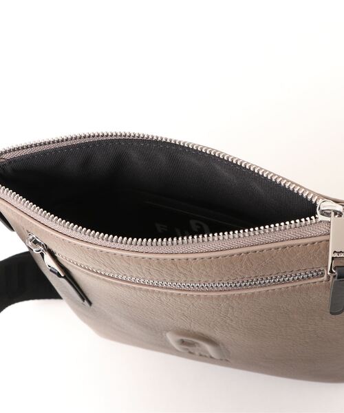 FURLA（フルラ）の「MAN COSMO MINI CROSSBODY（ショルダーバッグ・メンズ・グレイッシュベージュ・ONE SIZE）」の2枚目の写真