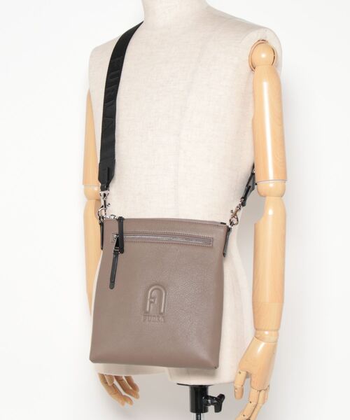 FURLA（フルラ）の「MAN COSMO MINI CROSSBODY（ショルダーバッグ・メンズ・グレイッシュベージュ・ONE SIZE）」の3枚目の写真