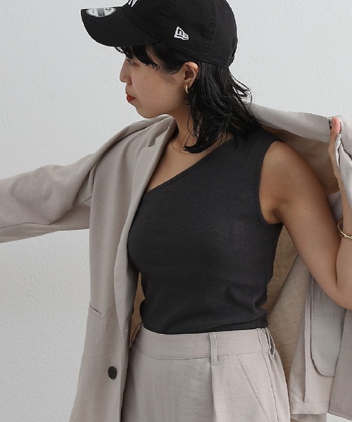 COLONY 2139（コロニートゥーワンスリーナイン）の「カップ付リブワンショル（タンクトップ・レディース・ホワイト/チャコールグレー/ブラック/イエロー/グリーン・FREE）」の3枚目の写真