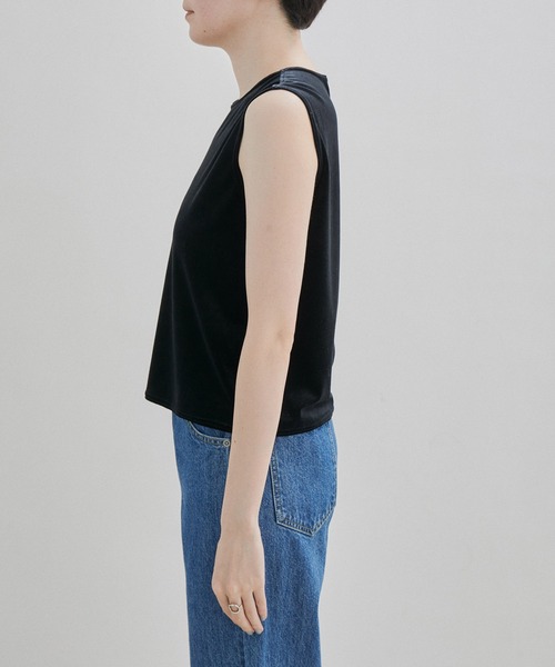 SALON adam et rope'（サロン アダム エ ロペ）の「ベロアノースリーブプルオーバー【新色追加！セットアップ対応・洗える】（Tシャツ/カットソー・レディース・ブラック/グリーン系その他/レッド系その他4・FREE）」の8枚目の写真