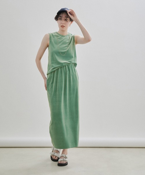 SALON adam et rope'（サロン アダム エ ロペ）の「ベロアノースリーブプルオーバー【新色追加！セットアップ対応・洗える】（Tシャツ/カットソー・レディース・ブラック/グリーン系その他/レッド系その他4・FREE）」の4枚目の写真