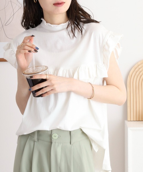 atONE(アットワン)の「atONE 前後2WAYフリルブラウス風カットソー(Tシャツ/カットソー・レディース・ブラック/テラコッタ/ベージュ/ホワイト/カーキ・4L~5L/M-L/LL~3L)」の1枚目の写真