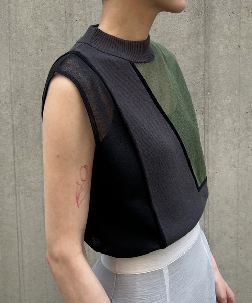 &g'aime（アンジェム）の「【&g’aime】配色シアーノースリーブニットトップス（ニット/セーター・レディース・ブラック/チャコールグレー/グレイッシュベージュ・FREE）」の12枚目の写真