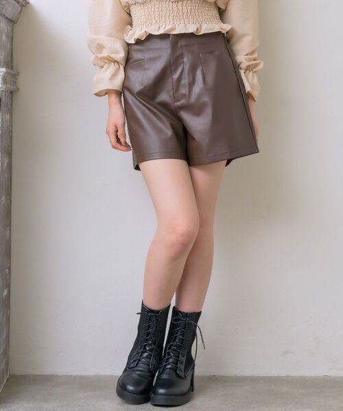 ems excite（エムズエキサイト）の「レザーショートパンツ（その他パンツ・レディース・ブラック/ダークブラウン/ナチュラル・FREE）」の3枚目の写真