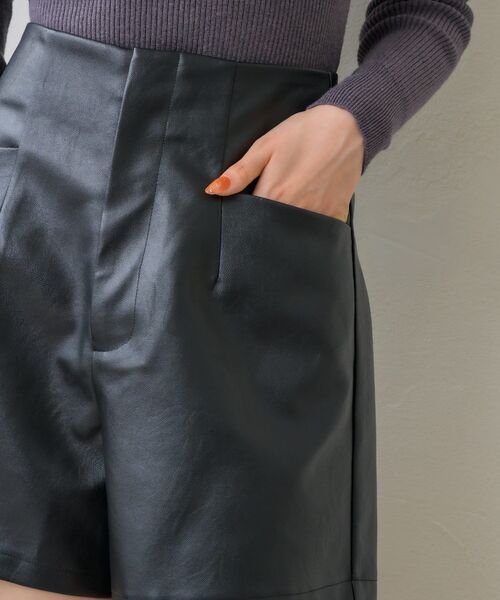 ems excite（エムズエキサイト）の「レザーショートパンツ（その他パンツ・レディース・ブラック/ダークブラウン/ナチュラル・FREE）」の5枚目の写真