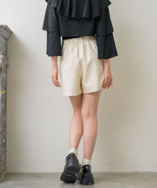 ems excite（エムズエキサイト）の「レザーショートパンツ（その他パンツ・レディース・ブラック/ダークブラウン/ナチュラル・FREE）」の17枚目の写真