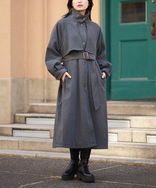 SPINNS（スピンズ）の「ケープデザインベルト付きチェスターコート（チェスターコート・レディース・チャコールグレー/ブラック/アイボリー/ダークブラウン・ONESIZE）」の4枚目の写真