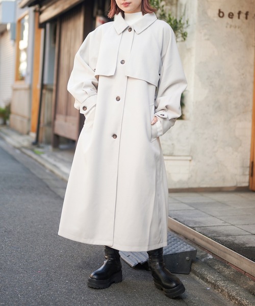 SPINNS（スピンズ）の「ケープデザインベルト付きチェスターコート（チェスターコート・レディース・チャコールグレー/ブラック/アイボリー/ダークブラウン・ONESIZE）」の2枚目の写真