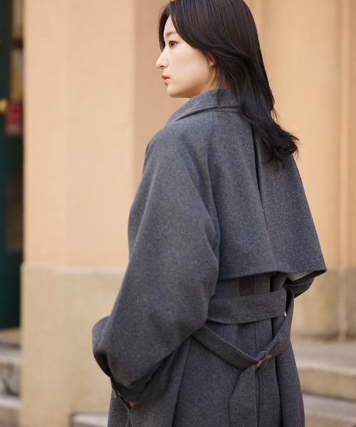 SPINNS（スピンズ）の「ケープデザインベルト付きチェスターコート（チェスターコート・レディース・チャコールグレー/ブラック/アイボリー/ダークブラウン・ONESIZE）」の7枚目の写真