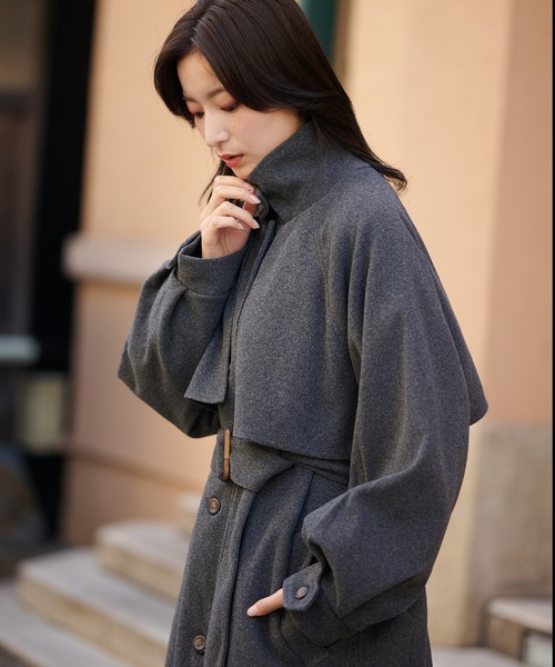 SPINNS（スピンズ）の「ケープデザインベルト付きチェスターコート（チェスターコート・レディース・チャコールグレー/ブラック/アイボリー/ダークブラウン・ONESIZE）」の8枚目の写真