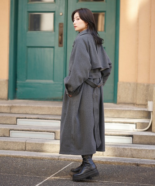 SPINNS（スピンズ）の「ケープデザインベルト付きチェスターコート（チェスターコート・レディース・チャコールグレー/ブラック/アイボリー/ダークブラウン・ONESIZE）」の20枚目の写真