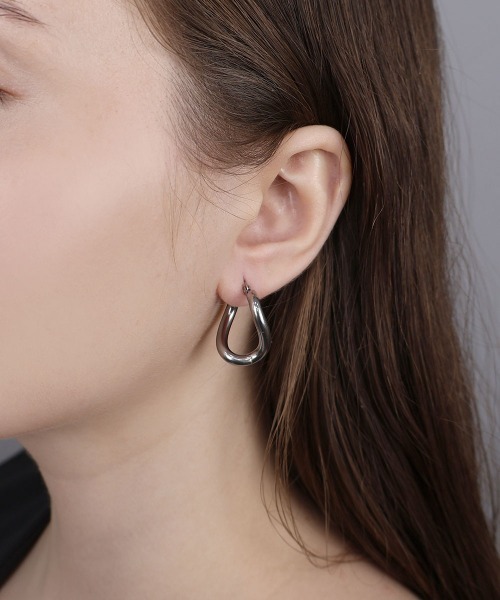 セール】【金属アレルギー対応】 変形フープ ピアス / サージカル