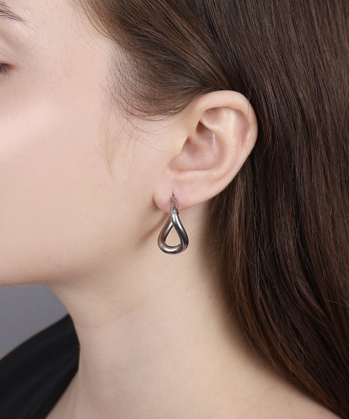 セール】【金属アレルギー対応】 変形フープ ピアス / サージカル