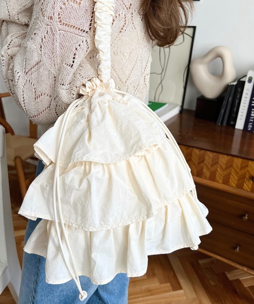 moment+(モーメントプラス)の「ギャザーハンドルティアードフリルトートバッグ(トートバッグ・レディース・ブラック/アイボリー・FREE)」の2枚目の写真