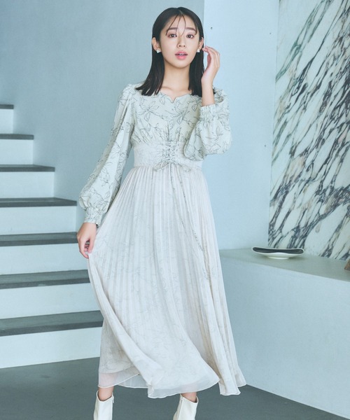 mysty woman(ミスティウーマン)の「シフォンドッキングワンピース 103976(ワンピース・レディース・ピンクベージュ/ブラック/ベージュ・FREE)」の10枚目の写真