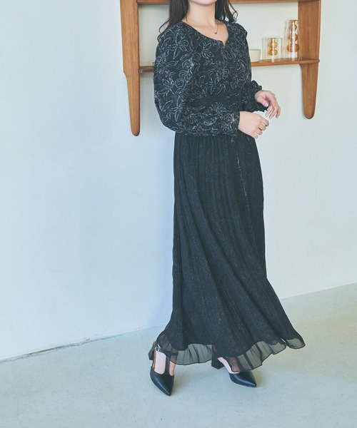 mysty woman(ミスティウーマン)の「シフォンドッキングワンピース 103976(ワンピース・レディース・ピンクベージュ/ブラック/ベージュ・FREE)」の15枚目の写真