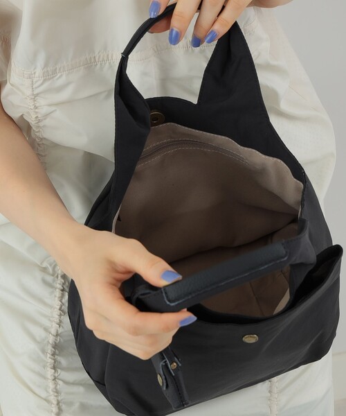 Ray BEAMS(レイビームス)の「toleur / コットン ナイロン ミニトートバッグ(トートバッグ・レディース・ブラック/ライトブルー・ONE SIZE)」の8枚目の写真